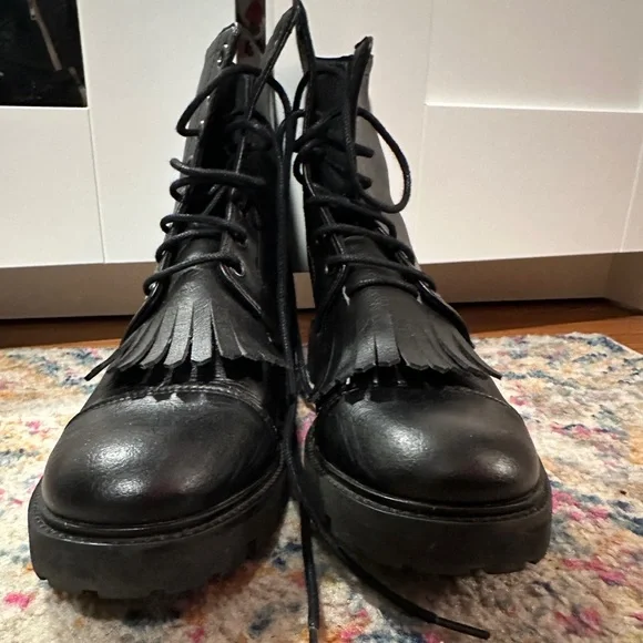 VEGAN Novacas Mooshoes Boots Size 38 (U.S. 7)
Black, worn once. - Picture 1 of 5